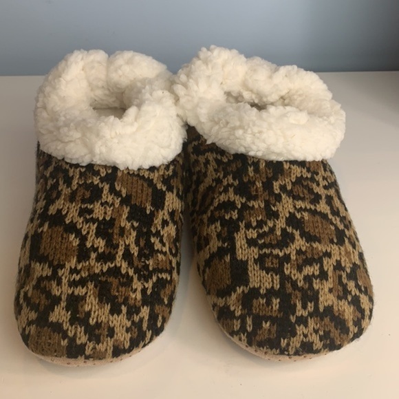 Plush Lined Cheetah Print Slippers - Picture 6 of 8